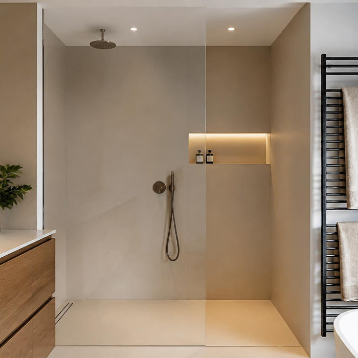 moderne badkamer met wandpanelen in douchegedeelte en strakke afwerking