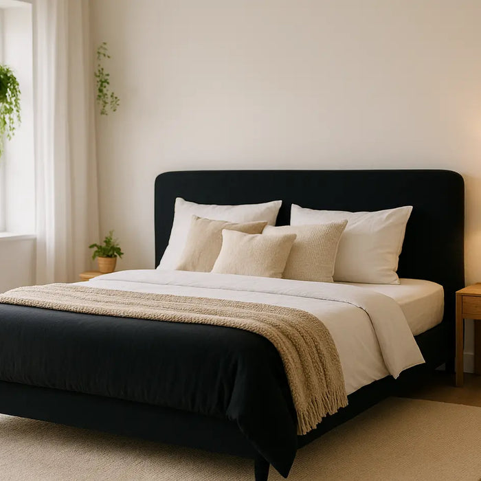 slaapkamer met zwart bed