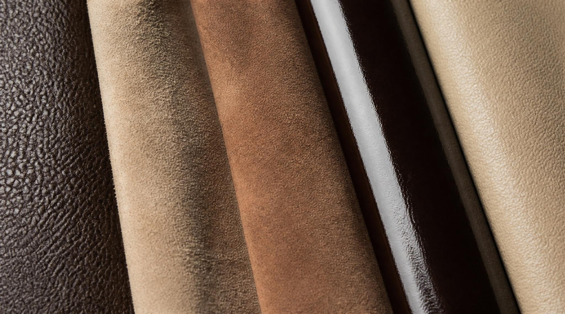 verschillende soorten leer met zichtbare texturen zoals suède nubuck lakleer en glad leer
