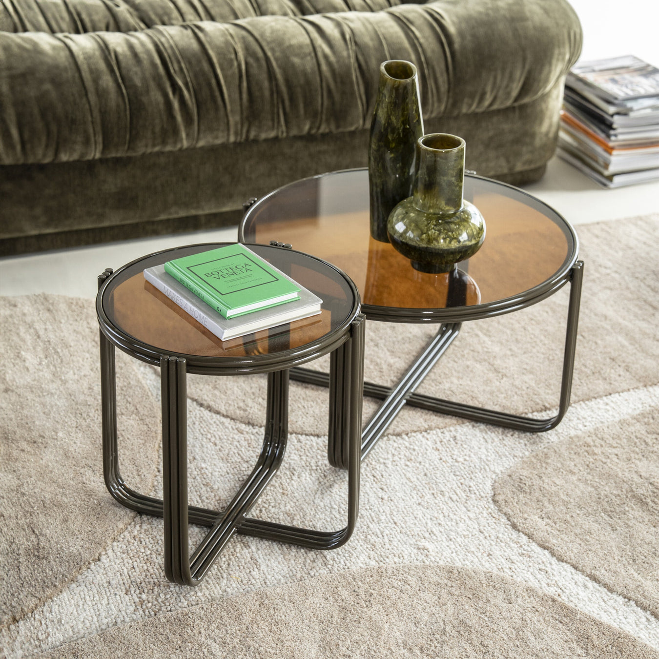 By-Boo salontafels uit de collectie met ronde glazen tafels in bruin