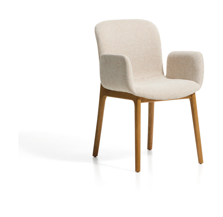 Kave Home Eetkamerstoel Elnor met armleuning, Chenille en eiken - Beige/Naturel
