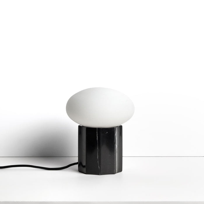 Kave Home Tafellamp Idela Glas en marmer, Ø15cm - Zwart
