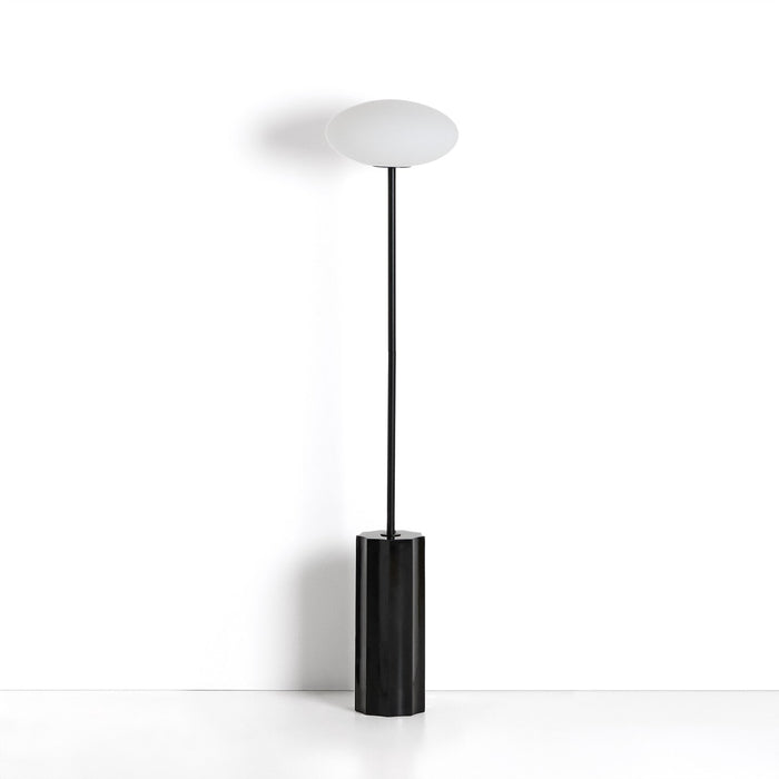 Kave Home Vloerlamp Idela Glas en marmer, 120cm - Zwart