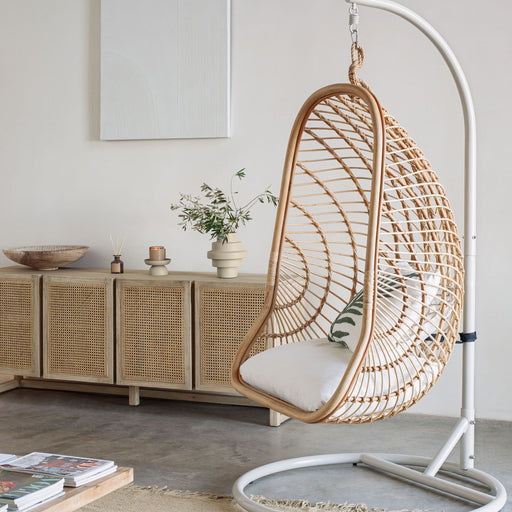 Kave Home Hangstoel Ekaterina Met standaard, Rotan - Naturel/Grijs