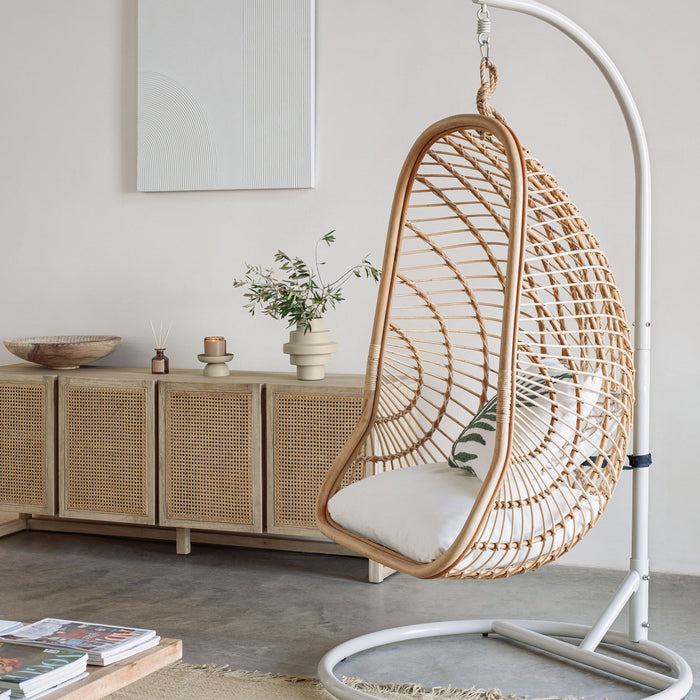 Kave Home Hangstoel Ekaterina Met standaard, Rotan - Naturel/Grijs