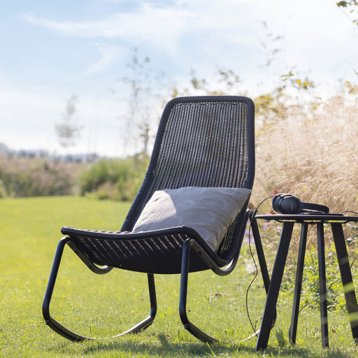 WOOOD Outdoor Schommelstoel Tom Rattan - Zwart - ThatLyfeStyle