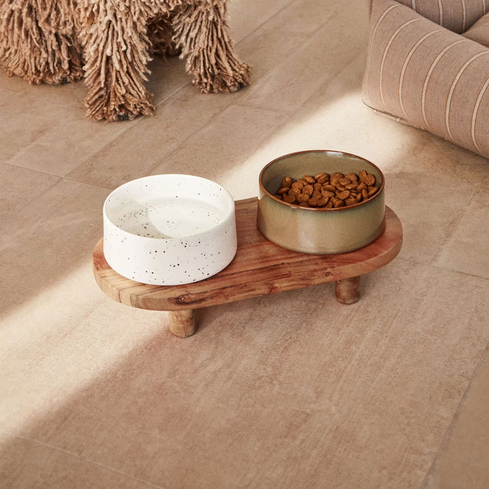 Kave Home Voerbak Dumbi Set van 2 stuks, Keramiek, Met houten standaard - Naturel - ThatLyfeStyle